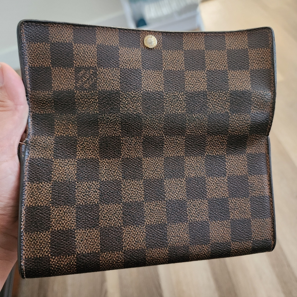 LV Damier Ebene Sarah Wallet - Picture 12 of 16